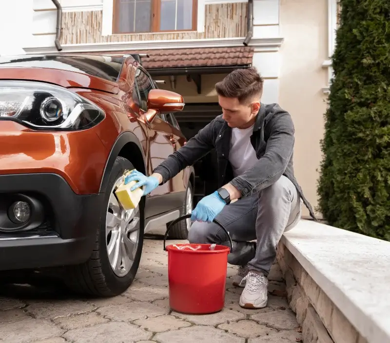 Lavage auto à domicile Saint-Denis-de-Cabanne : professionnel intervenant sur un véhicule